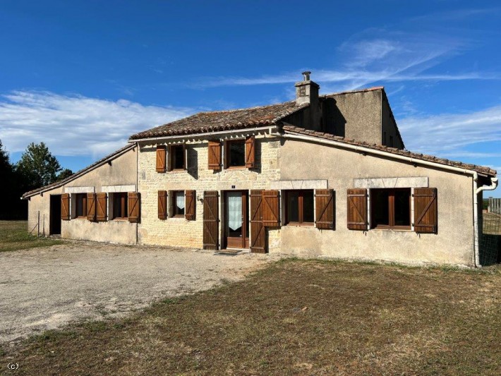 Maison Ancienne avec Grange et Jardin - Villefagnan