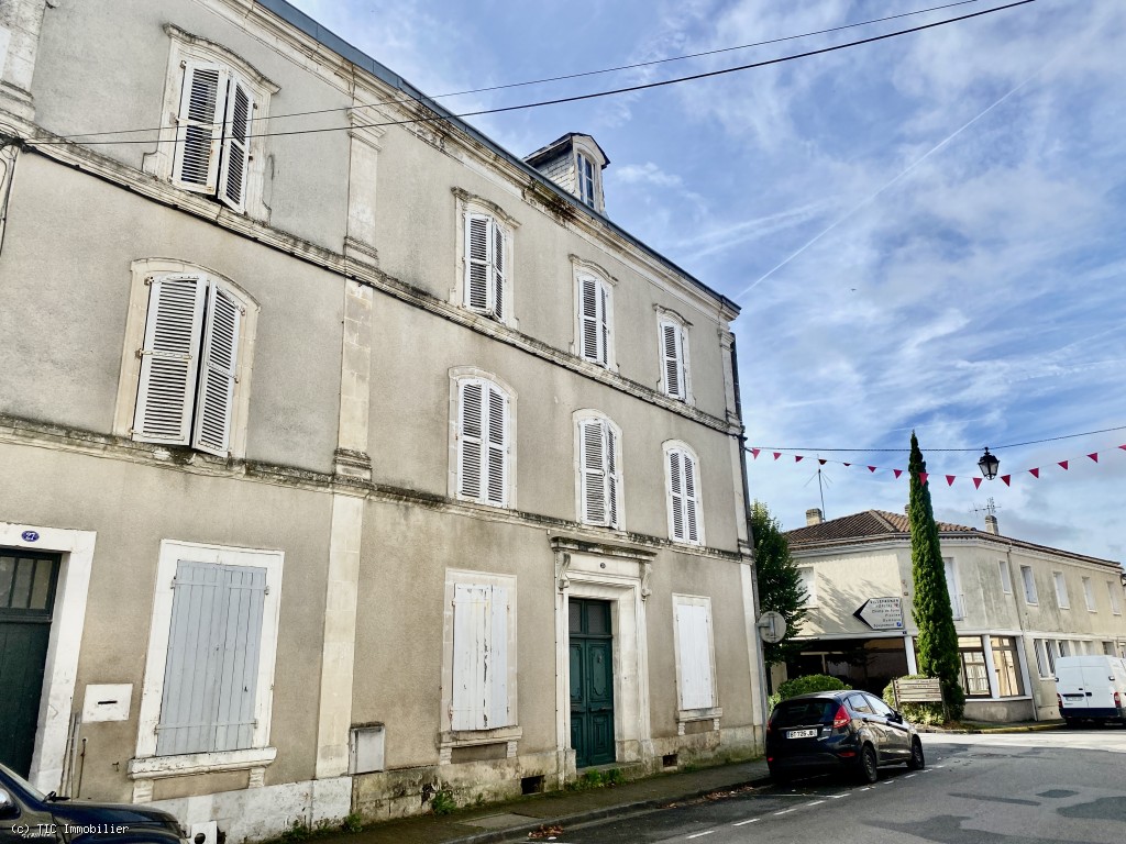 Parfait Potentiel Chambres d'Hotes pour Cette Grande Maison de Ville avec 9 Chambres au coeur de Ruf