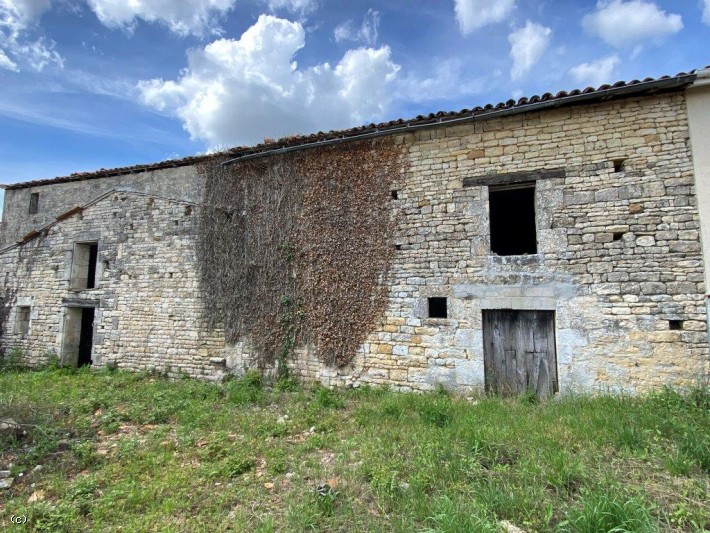Barn with courtyard to be renovated