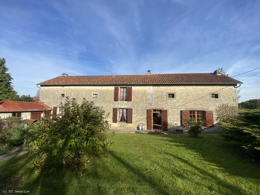 Beautiful Village House close to Nanteuil en vallée