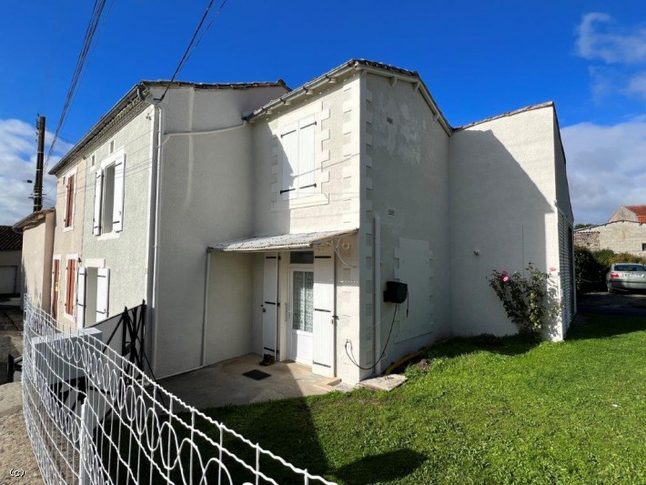 Maison Deux Chambres Avec Jardin Et Dépendances - Villefagnan