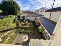 Maison de Caractère avec 3 Chambres, Jardin et Garage à Ruffec