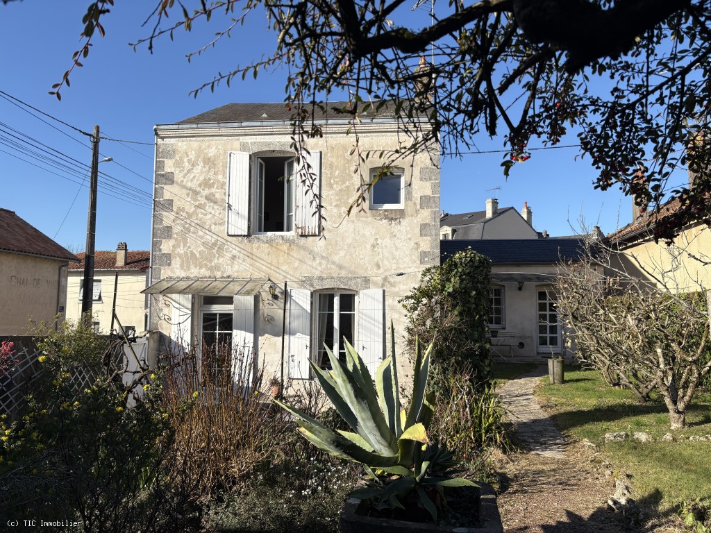 Maison de Caractère avec 3 Chambres, Jardin et Garage à Ruffec