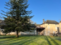 Verteuil-Sur-Charente. Ancien Moulin à Grain dans un Cadre Idyllique