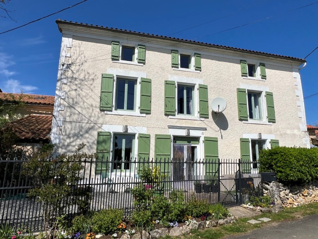 Maison de 4 Chambres dans un Petit Village de Compagne