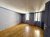 Belle Maison de Ville à Aigre avec 5 Chambres, Jardin et Garage
