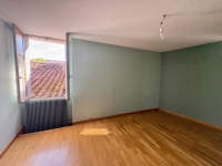 Belle Maison de Ville à Aigre avec 5 Chambres, Jardin et Garage