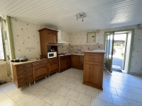 Belle Maison de Ville à Aigre avec 5 Chambres, Jardin et Garage