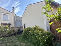 Belle Maison de Ville à Aigre avec 5 Chambres, Jardin et Garage