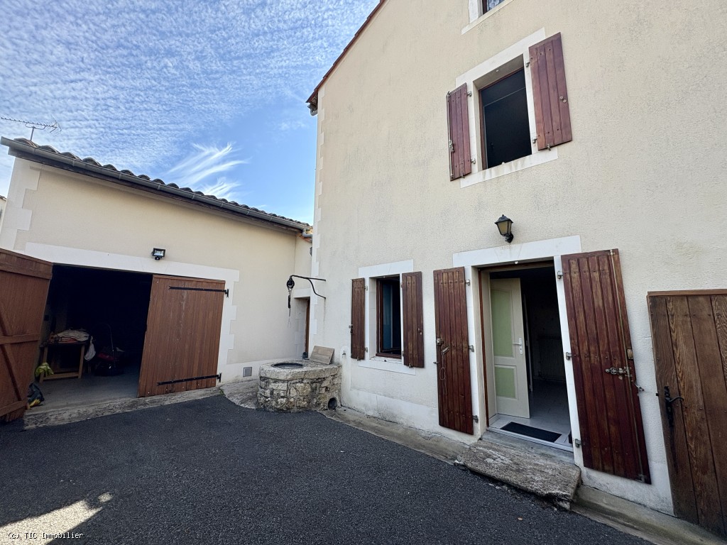 Belle Maison de Ville à Aigre avec 5 Chambres, Jardin et Garage
