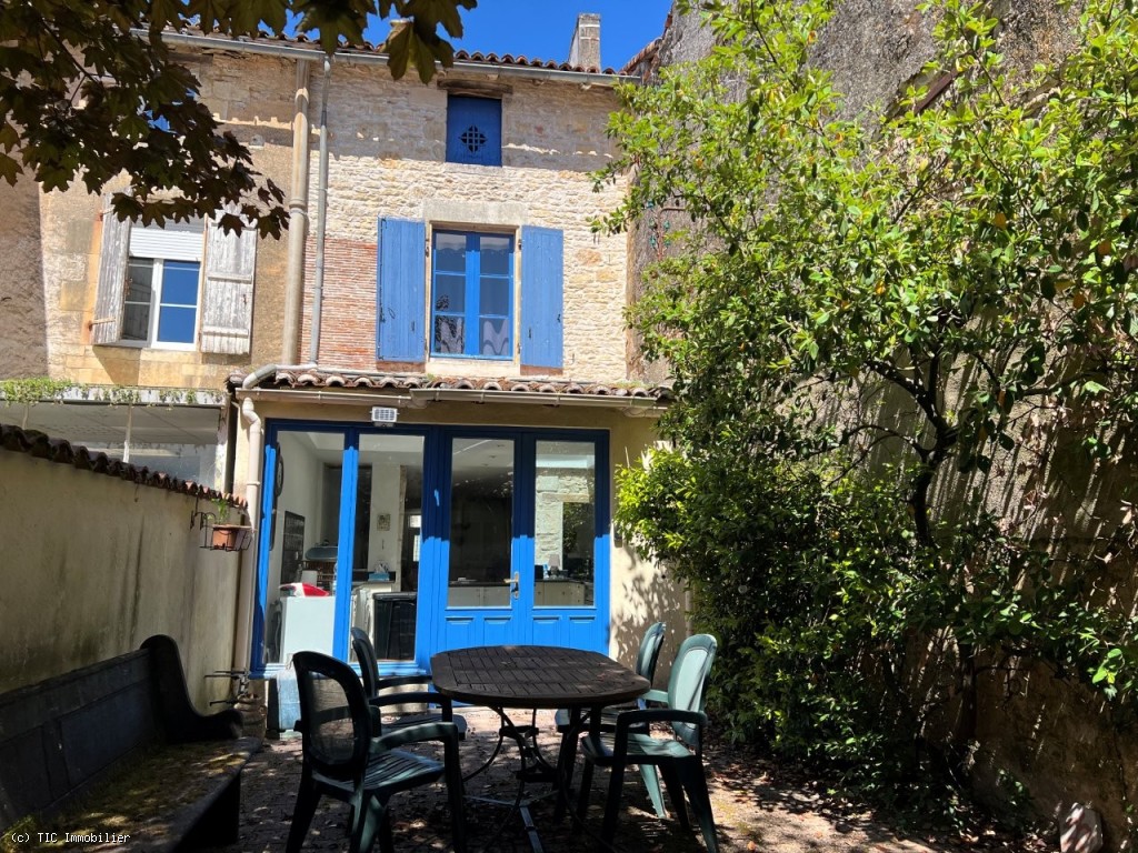 Beautifully-presented 2 Bedroomed Town house