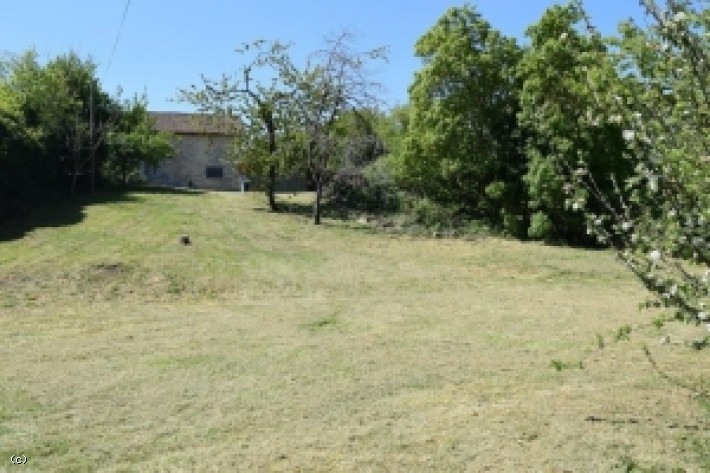 Beau Terrain Constructible Centre Verteuil sur Charente Vue du Chateau et Riviere