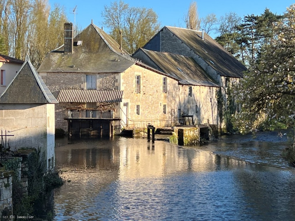 Verteuil-Sur-Charente. Ancien Moulin à Grain dans un Cadre Idyllique
