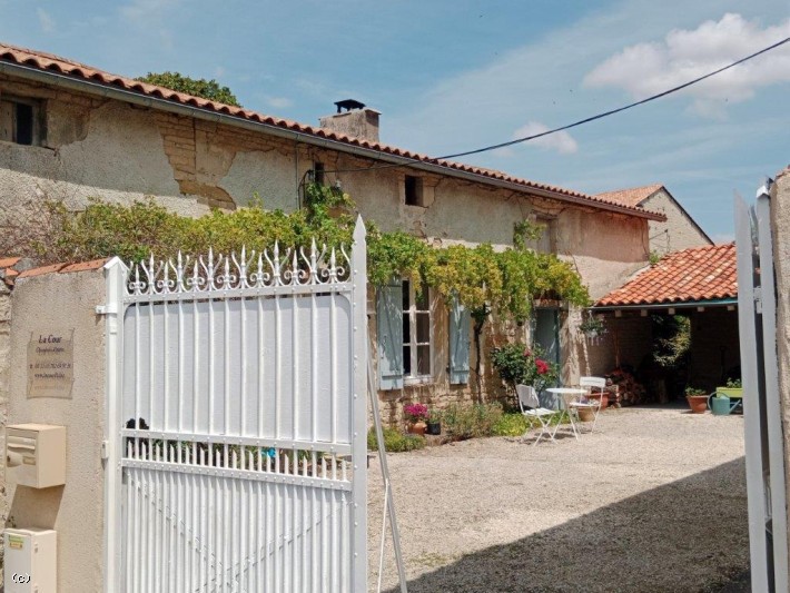 2 Jolies Maisons De Ville Avec Cour et Jardin