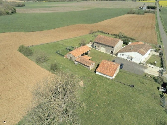 SANS VOISINAGE : Deux Maisons Anciennes En Très Bon Etat Sur Un Terrain De Plus De 6000m²