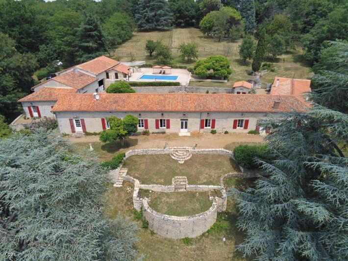 Bien Exceptionnel ! Belle Maison Ancienne avec plus de 6 Hectares de Terrain