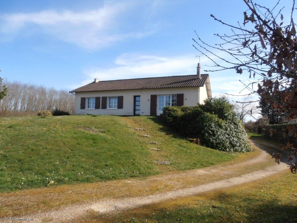 Beautiful Bungalow With A Basement and Views, Near Commerce