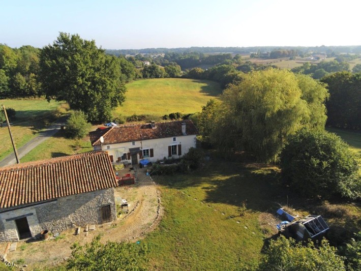 Maison De Campagne Et Grange Avec De Belles Vues