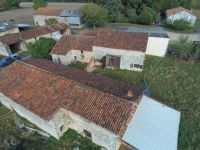 Maison à Terminer de Rénover avec Dépendances et Jardin Clos