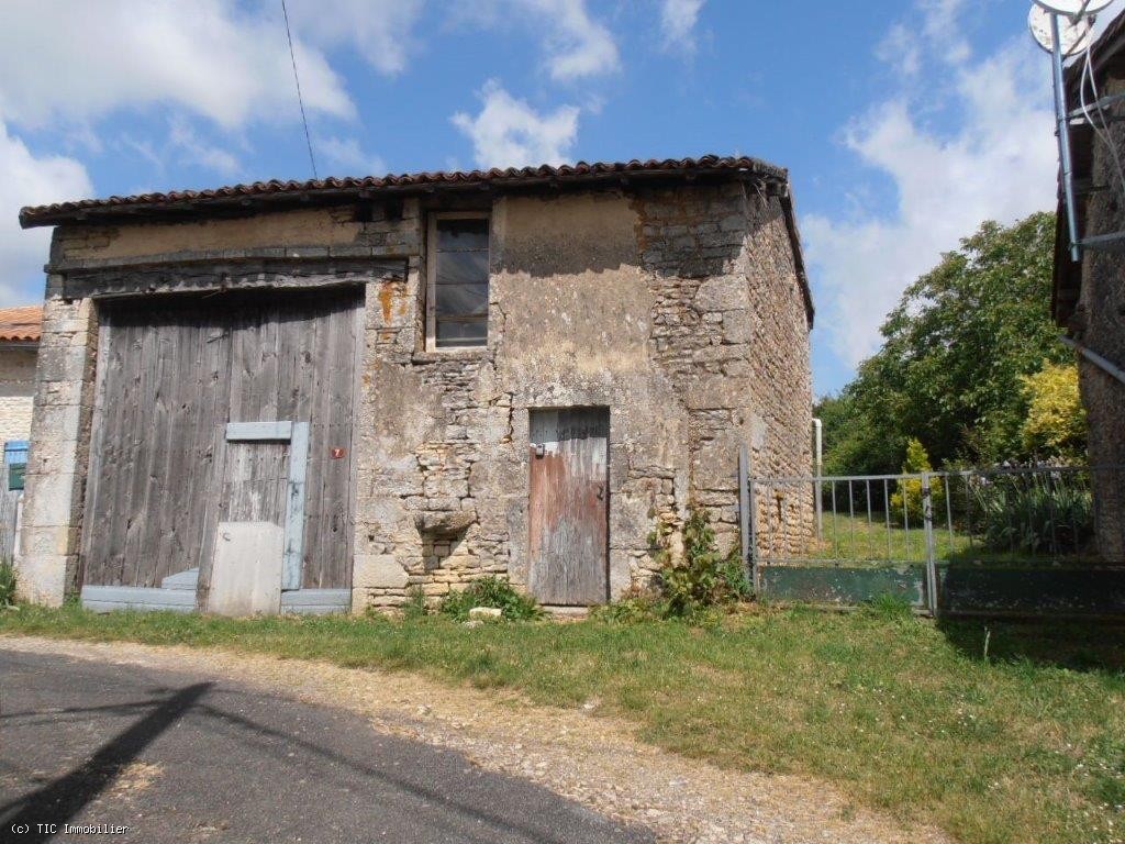 Stone Barn To Renovate Near Nanteuil-En-Vallée