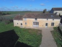 Charmante Maison de Trois Chambres Renovée avec des Materiaux Traditionnels