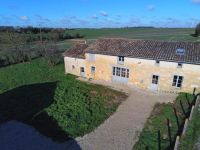 Charmante Maison de Trois Chambres Renovée avec des Materiaux Traditionnels