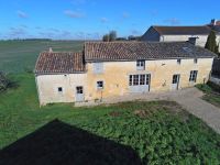 Charmante Maison de Trois Chambres Renovée avec des Materiaux Traditionnels