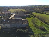 Charmante Maison de Trois Chambres Renovée avec des Materiaux Traditionnels