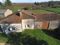 Belle Maison en Pierre avec Grand Jardin et Beaux Potentiels