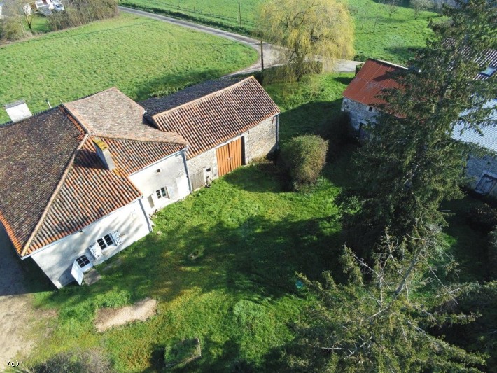 Belle Maison en Pierre avec Grand Jardin et Beaux Potentiels