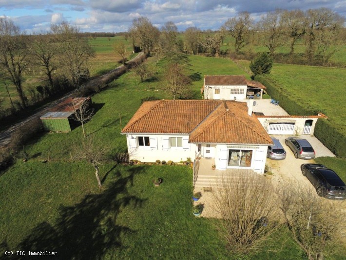 Pavillon de Plain-Pied avec Garage et Beau Jardin