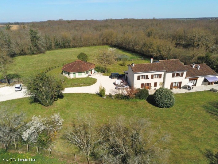 Grande Maison Ancienne Avec Gîte Et Superbe Terrain