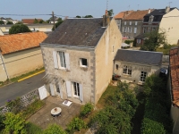 Maison de Caractère avec 3 Chambres, Jardin et Garage à Ruffec