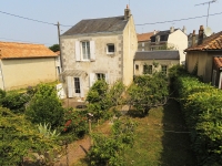 Maison de Caractère avec 3 Chambres, Jardin et Garage à Ruffec