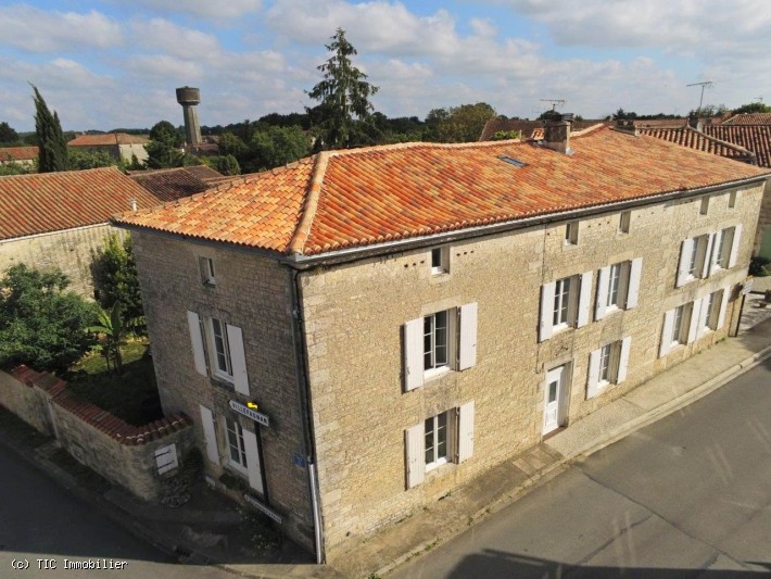 Belle Maison de Village avec Bel Extérieur et Dépendances