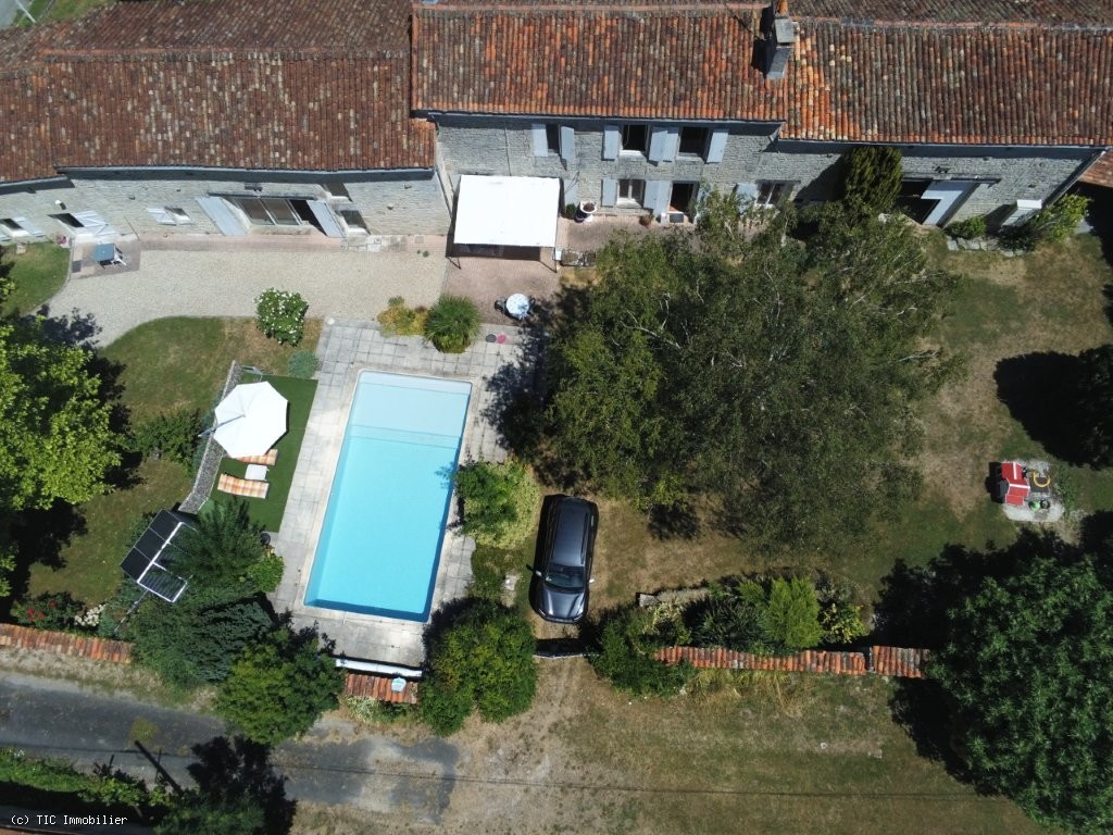 Superbe Maison en Pierre de 5 Chambres avec Piscine