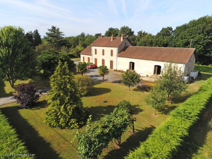 Ancienne Gare Dans Un Des Plus Beaux Villages En Charente