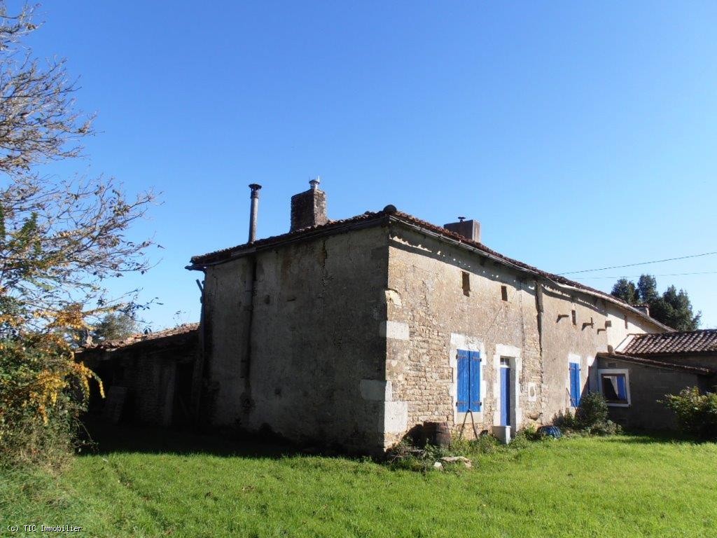 Maison En Pierre à Rénover. Beau Potentiel
