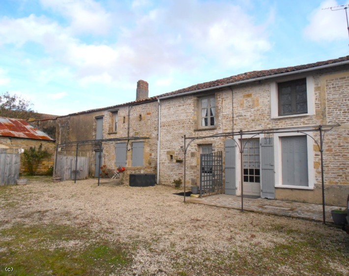 2 Pretty Renovated Cottages With Outbuildings