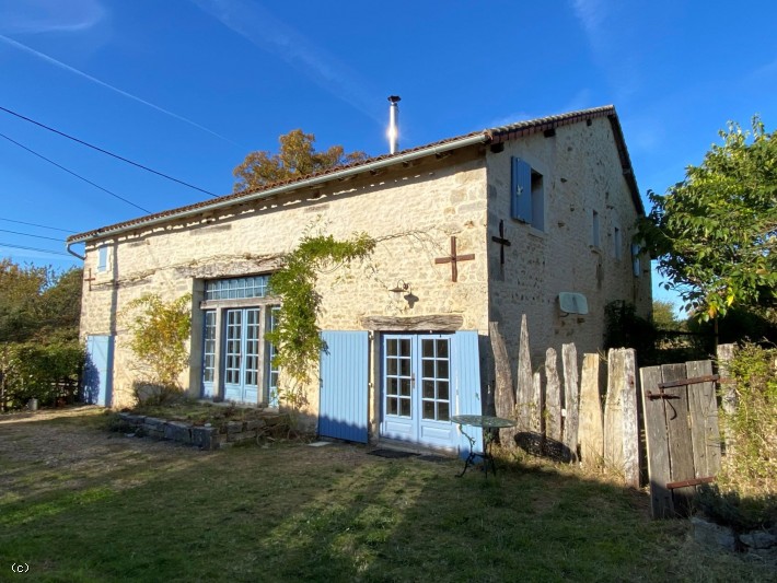 Barn Conversion Offering 4 Bedrooms And A Vast Reception Room. Outbuildings And 2.5 Acres.