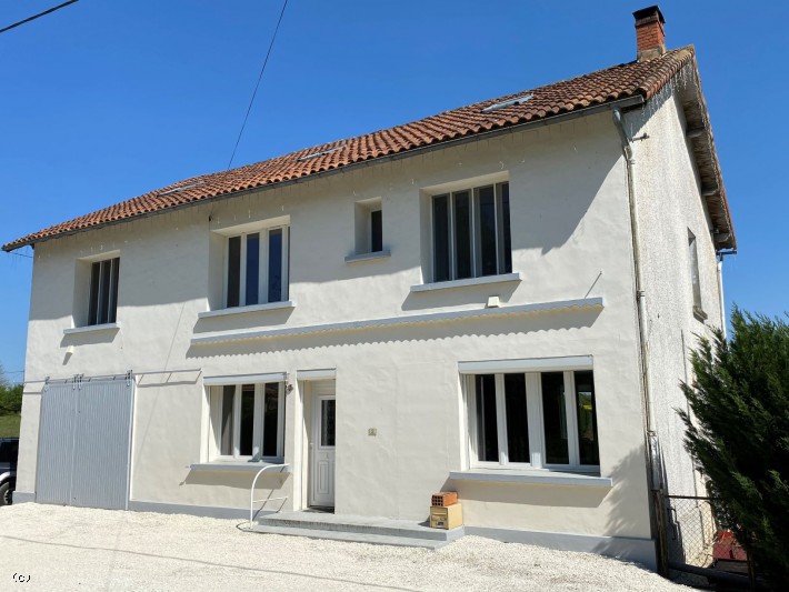 7 Chambres. Très Belle Maison de Village Avec Piscine Chauffée et Terrain En Bordure De La Charente