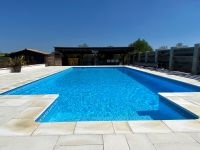 7 Chambres. Très Belle Maison de Village Avec Piscine Chauffée et Terrain En Bordure De La Charente