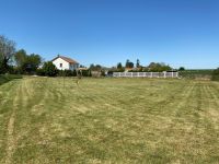 7 Chambres. Très Belle Maison de Village Avec Piscine Chauffée et Terrain En Bordure De La Charente