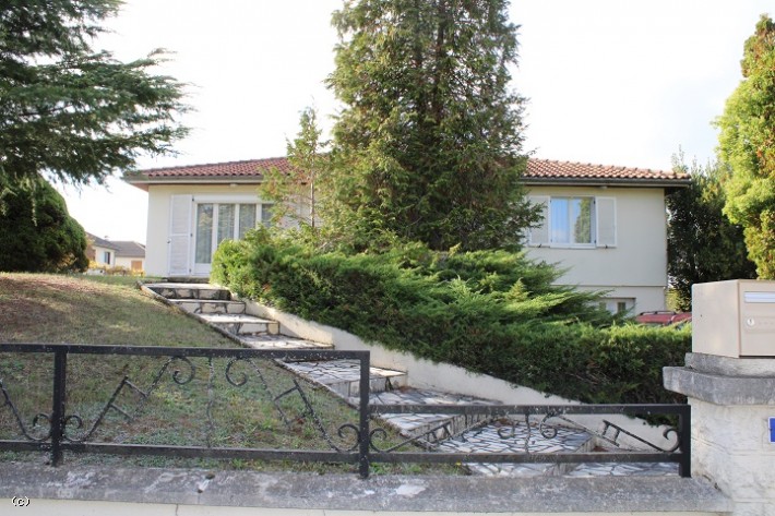 Pavillon semi enterré, proche des commerces