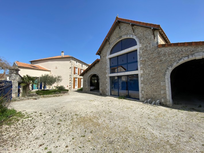 Maison en Pierre Avec Grange Magnifique Et Autres Dépendances
