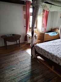Ensemble Immobilier de Charme avec Maison Principale, Gîte, et Piscine
