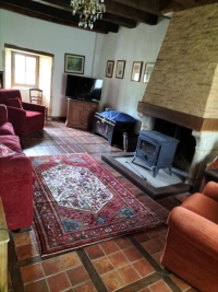 Ensemble Immobilier de Charme avec Maison Principale, Gîte, et Piscine