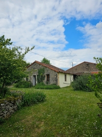 Ensemble Immobilier de Charme avec Maison Principale, Gîte, et Piscine