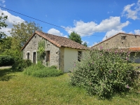 Ensemble Immobilier de Charme avec Maison Principale, Gîte, et Piscine