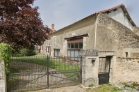 Maison de Campagne avec Piscine Intérieure entre Villefagnan et Ruffec